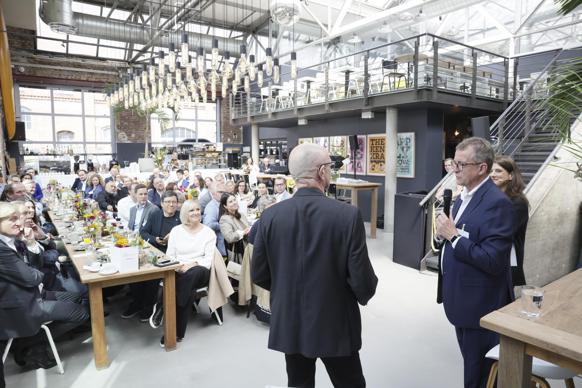 Vor Ort sprach Rewe-Kaufmann und MLF-Präsident Stefan Lenk über sein ureigenes Verständnis von Supermärkten, erfolgreiches Familienbusiness und aktuelle Herausforderungen und Trends im Handel.